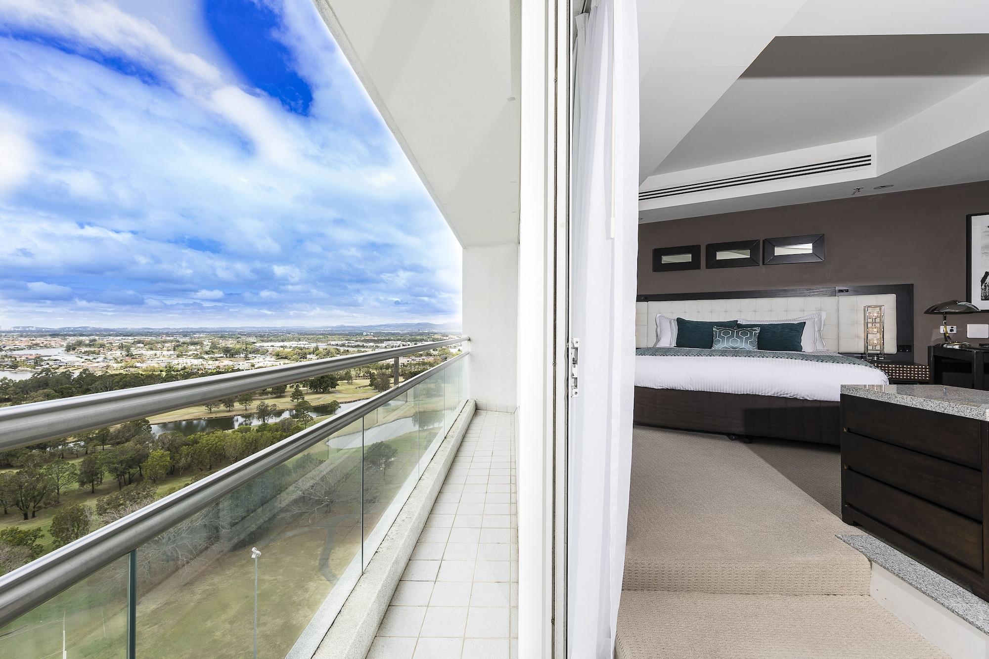 فندق آر إيه سي في رويال باينز ريزورت غولد كوست Benowa المظهر الخارجي الصورة The apartment's bedroom and balcony