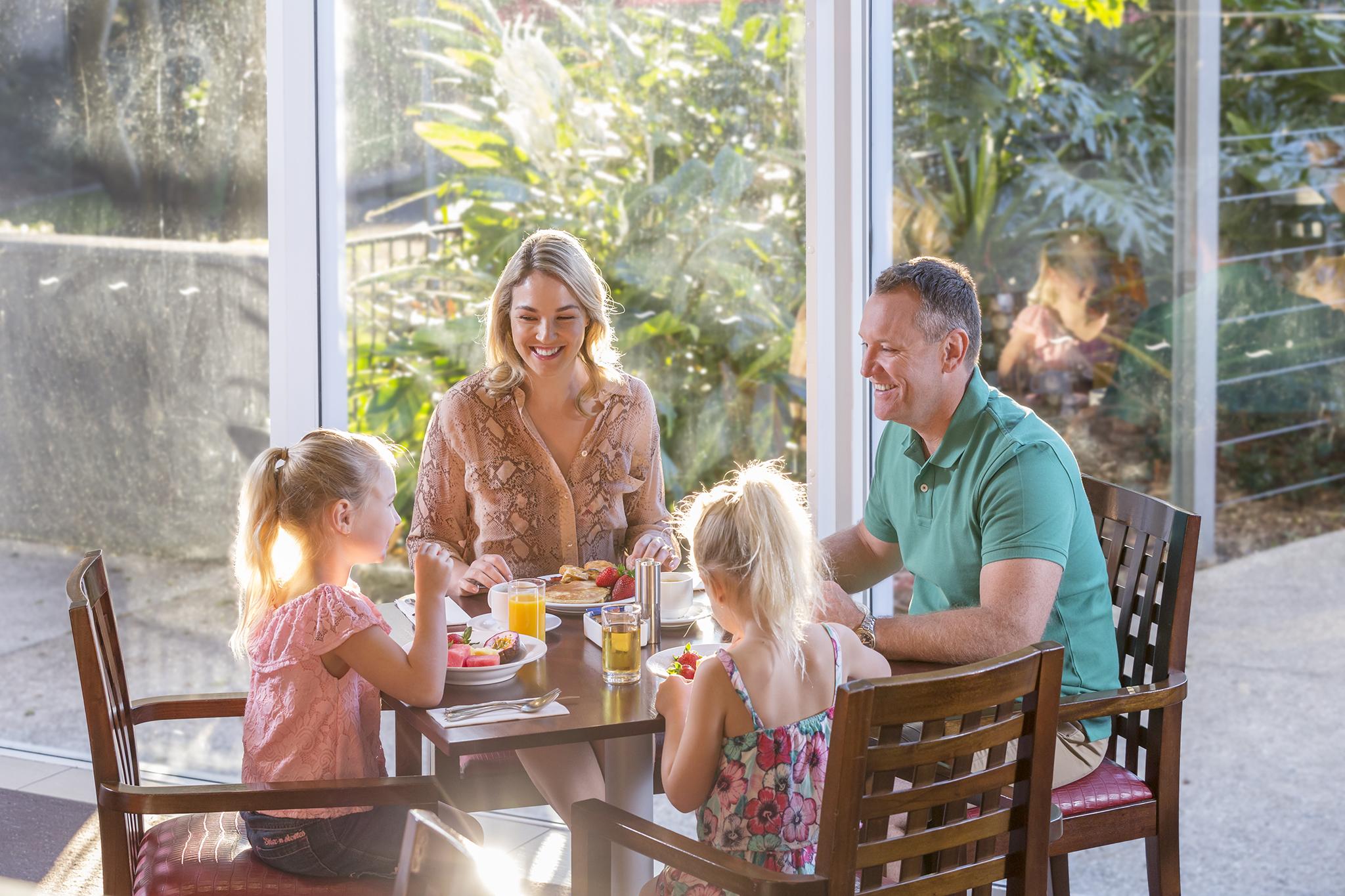 فندق آر إيه سي في رويال باينز ريزورت غولد كوست Benowa المظهر الخارجي الصورة Family at breakfast